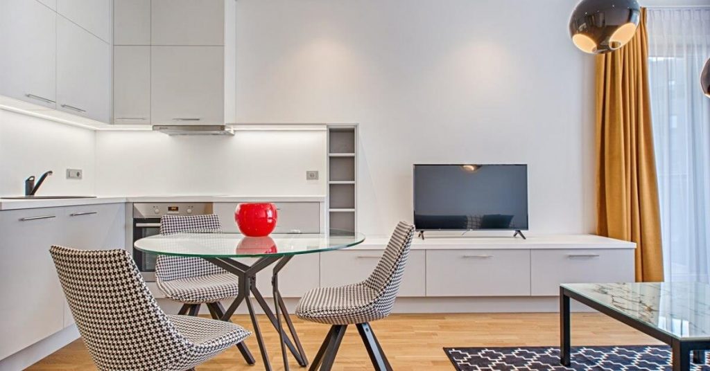 Moderne eetkamerstoelen zonder armleuningen in een elegant ingerichte eetkamer met natuurlijk licht