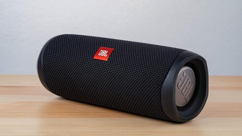 JBL speaker met krachtig geluid en waterdichte behuizing, ideaal voor gebruik overal