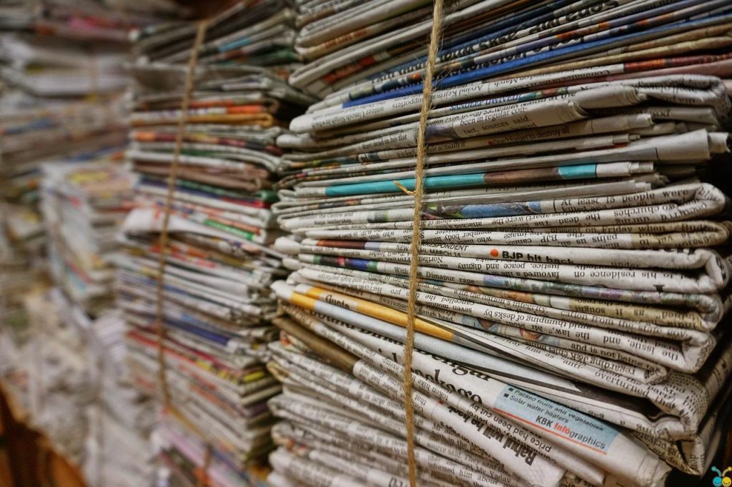 Oud papier in Tilburg - Papierbak voor recycling met informatie over afvalscheiding