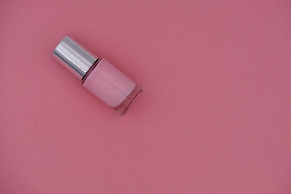 Professionele nagelstyliste in Den Bosch verzorgt kunstnagels in schone en hygiënische nagelstudio