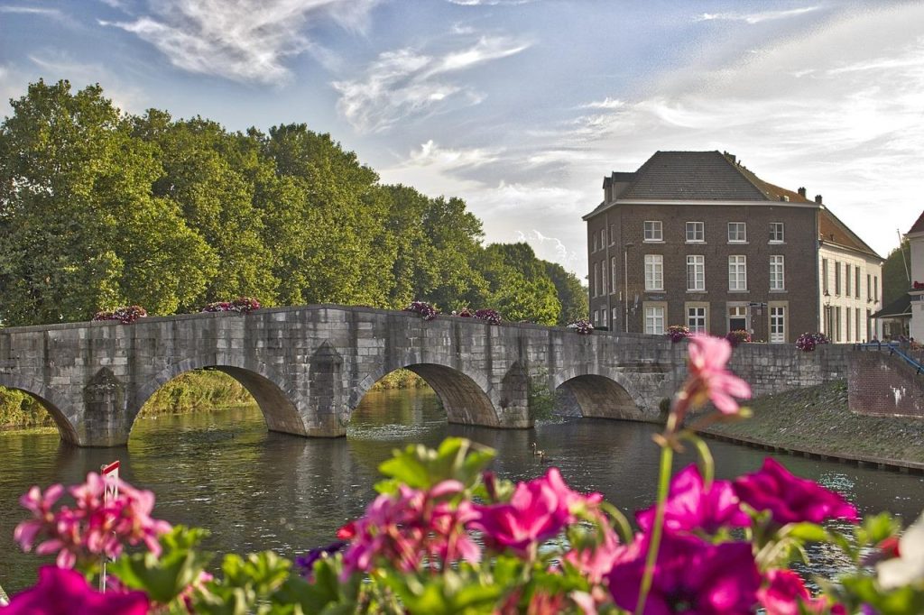 Pittoresk Roermond met waterkant en historische architectuur, geheimen en nieuws van deze charme stad in Limburg