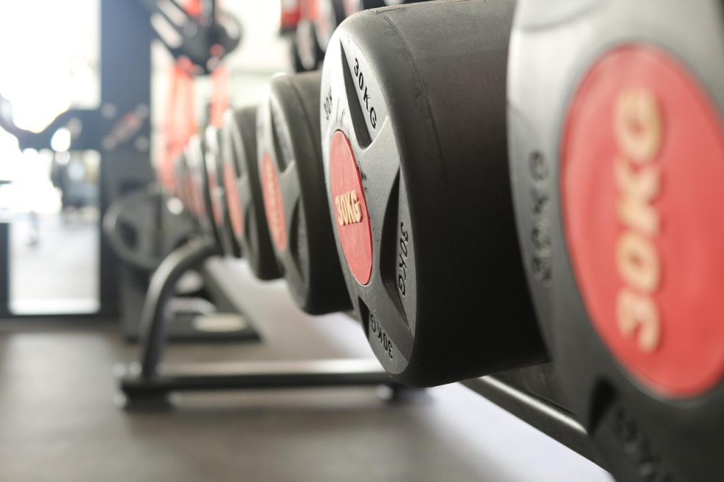 Sportschool Roermond: moderne fitnessruimte met apparatuur, trainers en leden in een gezonde trainingsomgeving