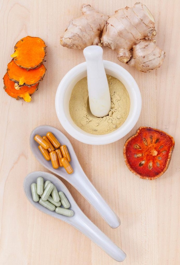Natuurlijke alternatieven voor welzijn en gezondheid zoals kruiden, supplementen en gezondheidsproducten in een healthshop