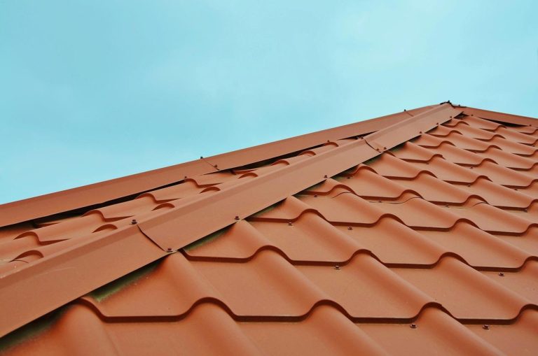 Home Deskundige voert gratis dakinspectie uit, controleert dakbedekking en ramen op beschadigingen en vochtproblemen