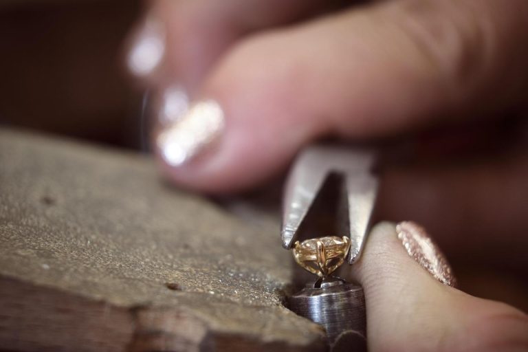 Home Goudsmid uit Deventer aan het werk met gerecyclede edelmetalen voor moderne, duurzame sieradenontwerpen