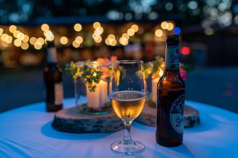 Home Gouden blond bieren uit een blond bierpakket met verschillende etiketten en kleuren in glazen
